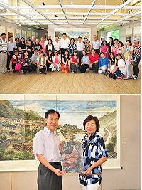 《戀戀馬祖畫鄉情》曹賽娥彩墨創作展2日溫馨登場,她在台藝大的教授、同學及學長姐弟妹20多人專程來馬為她加油打氣;曹賽娥特別致贈親筆畫作給劉增應。(圖/文:曹重偉)
