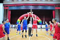 　兩岸連江縣的老馬籃球隊2日晚間再次約戰南竿體育館，邀請縣長劉增應擔任開球嘉賓。（圖／文：曹重偉）