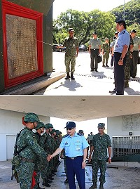 (上圖)防衛部士官長向副司令介紹中興坑道。(下圖)副司令慰勉官兵執勤辛勞。(圖/文:鄭凱仁)
