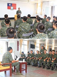 (上圖)指揮官主持新兵精神講話。(下圖)指揮官逐一關懷新兵適應狀況。(圖/文:鄭凱仁)