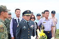 陸軍東引指揮部於永安公墓舉行秋祭典禮,向國軍先賢先烈表達虔誠追思與悼念。(圖:陸軍東引指揮部)
