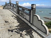 　橋仔南面山石板橋疑似遭油污染，石頭原色恐難回復。（圖／文：陳鵬雄）