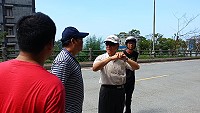 縣長劉增應與產業發展處同仁討論藤蔓植物清除,指示儘快完成整理,讓樹木恢復生長。(圖/文:馮紹夫)