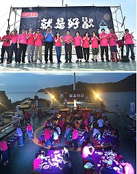 2017年馬祖東引高粱酒節與大海同遊,400餘位賓客在臺馬輪甲板上參與高粱酒節盛會及體驗「海上看東引」的壯麗美景。(圖/文:陳其敏)