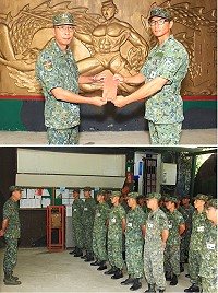 上圖:指揮官頒發團體獎金。下圖:指揮官對兩棲連官兵精神講話。(圖/文:鄭凱仁)