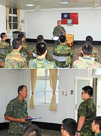 上圖:指揮官對新兵精神講話。下圖:指揮官逐一關懷新兵適應狀況。(圖/文:鄭凱仁)