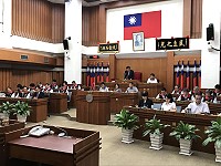 　連江縣議會第6屆第5次臨時會議13日議程進行105年度總決算暨附屬單位決算審核報告。（圖／文：吳嘉榮）