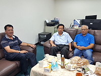 議長張永江13日偕同林貽祥議員拜訪馬祖氣象站主任李明昌,慰勉氣象站同仁辛勞。(圖:連江縣議會)