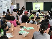 　家庭教育中心及仁愛國小16日辦理超級夯遊戲樂活村教育活動，讓家庭學習良好的親子溝通，透過遊戲搭建親子溝通的橋梁。（圖／文：吳嘉榮）