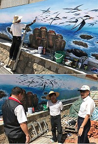 　台灣國寶級彩繪大師紀雲煙為津沙海堤內牆作畫，透過畫筆將馬祖特色之美表達無遺。（圖／文：吳嘉榮）