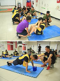 上圖:官兵進行仰臥起坐測驗。下圖:官兵進行俯地挺身測驗。(圖/文:謝承翰)
