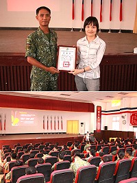 上圖:士官長致贈感謝狀。下圖:潘醫生實施心輔講座。(圖/文:謝承翰)