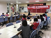 　家庭教育中心16日辦理家庭資源與管理課程，帶領學員邊玩邊學，藉由互動式的遊戲及課程教學，學習正向情緒策略。（圖／文：吳嘉榮）