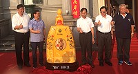 「成功曲」馬祖高粱酒17日廈門上市發表會揭瓶儀式,縣長劉增應接受駐地媒體聯訪暨大陸2款特賣酒之1的「成功曲」金黃、紅色瓷瓶,瓶身設計以兩岸民族英雄鄭成功盔甲戰袍為意象。(圖:馬祖酒廠實業公司提供)