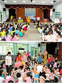深受小朋友喜愛的麥當勞叔叔又來囉!洗手教育校園巡迴活動20日上午10時先在介壽國中小大禮堂登場,麥當勞叔叔帶來趣味魔術表演,並與校長吳健忠及老師們帶動全場洗手歌律動,小朋友High翻天。(圖/文:曹重偉)