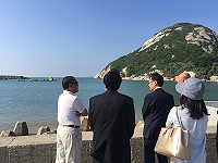 　縣長劉增應與議長張永江前往馬鼻灣了解水上活動設施概況。（圖／文：陳鵬雄）