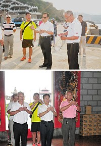 第一屆馬祖MAN鐵人三項將於24日開賽,為了解籌備情形,縣長劉增應21日下午特會同相關人員前往現勘,也專程前往馬港天后宮上香祈福,希望媽祖保佑這次上山下海的活動能平安順利。(圖/文:曹重偉)