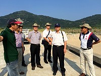 　營建署副署長吳宏碩一行現勘塘后橋預定地。（圖／文：陳鵬雄）