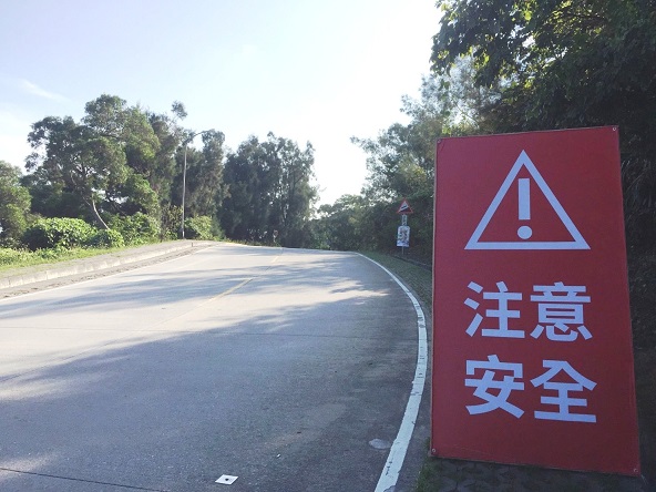 安全第1,馬祖鐵人3項賽事進行期間,福澳港船速、道路車速減慢並禮讓跑友。(圖/馬祖日報)