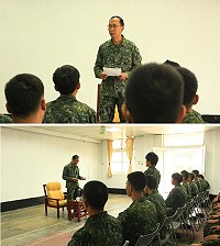 (上圖)指揮官實施精神講話。(下圖)指揮官逐一關心到部新兵。(圖/文:鄭凱仁)