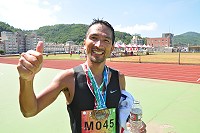 來自日本選手本田俊也,是馬祖鐵人三項賽事年齡分組M40男子第一名。有4年鐵人賽事經驗的他完賽後說,這場比賽是參加過最累的一次,尤其是單車路線實在太可怕!但沿途風景、加油團都讓人印象深刻,非常開心也很享受這次在馬祖的比賽。(圖/文:馮紹夫)