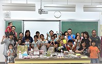 　東引國小辦理家庭教育及父母成長班活動，親子一起手作藝術拖鞋、彩繪玻璃瓶，共度溫馨親子時光。（圖：東引國小）