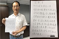 新華航業公司總經理劉三光26日拿著奧客哥親筆道歉信。(圖/劉三光提供)
