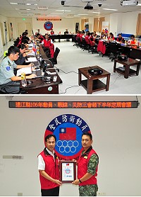 縣府26日下午召開今年動員、戰綜、災防三合一會報第二次定期會議,由召集人縣長劉增應主持,頒發感謝狀感謝馬防部對地區防颱工作的支持,並欣賞53年拍攝的「今日馬祖」短片,讓參加人員深刻感受時空不同之下變化的巨大。(圖/文:曹重偉)