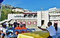 　東引防區年度聯信操演即將登場，指揮部在忠誠門前辦理說明會，向漁民簡報實施對空對海射擊的時間與警戒範圍。（圖／文：陳其敏）