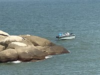 不能再近了,民眾直擊大陸高速船在芹壁烏龜島前方海域釣魚。(圖:民眾提供)