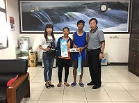 議長張永江26日下午在執行長林美智等陪同下,前往東引弱勢家庭代為轉送唐氏症基金會秋節禮盒。(圖:唐氏症基金會)