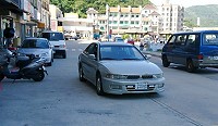 　超狂停車！一位網友「怒」在馬上處理發表貼文，指福澳村有民眾嚴重違規停車，就大剌剌停在馬路正中間，而且車內無人；縣警局歡迎隨時致電該局勤務指揮中心，將立即派員查處，檢舉專線：0836-22421。（圖：網友提供）