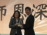 　介壽國中小校長吳健忠獲頒師鐸獎，總統蔡英文親自表揚。（圖：吳健忠提供）