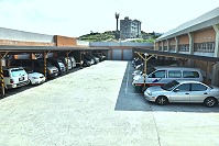 　東引體育館旁邊停車場，在增建雨遮之後，雖然提高停車意願，但是也產生公共停車資源是否能充分公平運用的討論。（圖／文：陳其敏）