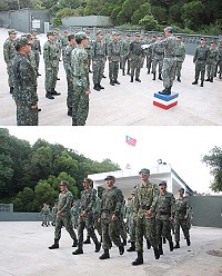 (上圖)官兵以嘹亮的歌聲詮釋出軍歌的磅礡氣勢。(下圖)行進間演唱,步伐整齊劃一。(圖/文:鄭凱仁)