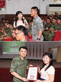 (上圖)鍾老師與臺下官兵互動熱絡。(下圖)主任致贈鍾玉蓮老師感謝狀。(圖/文:鄭凱仁)