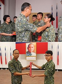 (上圖)指揮官為晉升人員授階。(下圖)指揮官頒贈優秀屆退官兵陸軍獎狀。(圖/文:鄭凱仁)