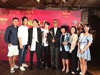 中天戲劇《這些年那些事》劉德凱(中)飾演眷村退伍老兵獲第52屆金鐘獎戲劇男主角與演出團隊。(圖:中天提供)