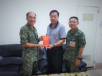 連江縣議會議長張永江致贈秋節加菜金慰勞東引國軍官兵,由指揮官廖建興少將代表接受。(圖:連江縣議會)