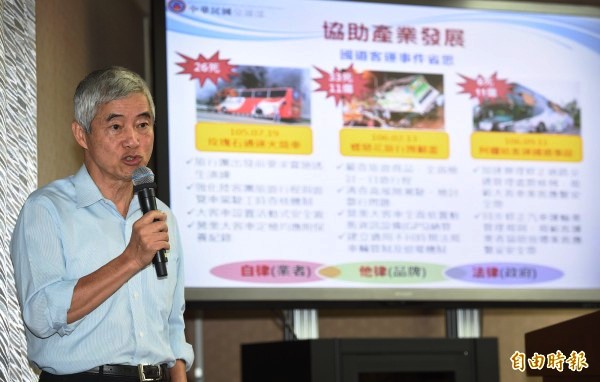 立委陳雪生批評,交通部書面報告中洋洋灑灑前瞻軌道建設等,與馬祖相關部分僅提及東引交通船,質問交通部長賀陳旦「心中有沒有中華民國?」。(記者劉信德攝)