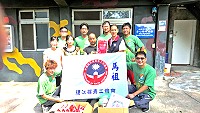 中秋佳節來到,連江縣青年志工協會多位青年志工特別響應「收集愛心月餅、跨海把愛傳出去」活動,致贈給連江縣身心障礙協會及家扶中心,再請他們轉送給有需要的身障朋友或弱勢家庭。(圖:連江縣青年志工協會)