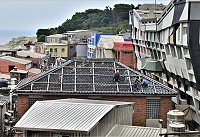 　東引鄉圖書館屋齡已超過20年，採「加蓋」方式改善漏水及提升節能效果。（圖／文：陳其敏） 