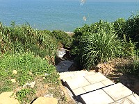 　環島北路新設石階步道通往海邊，兼具磯釣與追淚功能。（圖／文：陳鵬雄）