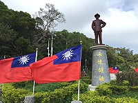 　迎接國慶日，北竿午沙圓環蔣公銅像四周難得出現一片旗海。（圖／文：陳鵬雄）