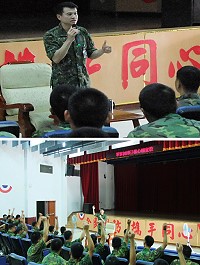 (上圖)主任主持心輔座談,(下圖)主任與官兵互動熱絡。(圖/文:鄭凱仁)