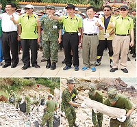 (上圖)各單位淨灘人員合影。(下圖)每位官兵均認真實施淨灘,共同清除海灘垃圾。(圖/文:翁正坤)