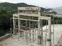 　勝天公園入口處的牌樓因為年久失修加上屬海砂建物等因素，已於9月底遭拆除，主管單位馬管處在原處興建全新的牌樓，路過民眾感嘆歲月流逝。（圖／文：曹重偉）