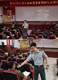 (上圖)教官針對防衛駕駛課程實施講授。(圖/文:翁正坤)教官與官兵互動熱絡。(圖/文:翁正坤)