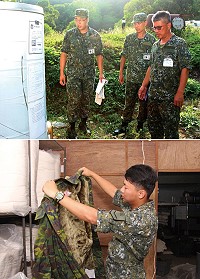 (上圖)副參謀長督導鍋爐試燒。(下圖)官兵實施防寒大衣檢整。(圖/文:鄭凱仁)