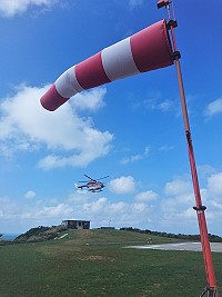 　東北風持續發威，搭乘直升機成為進出東引的唯一選擇。（圖／文：陳其敏） 